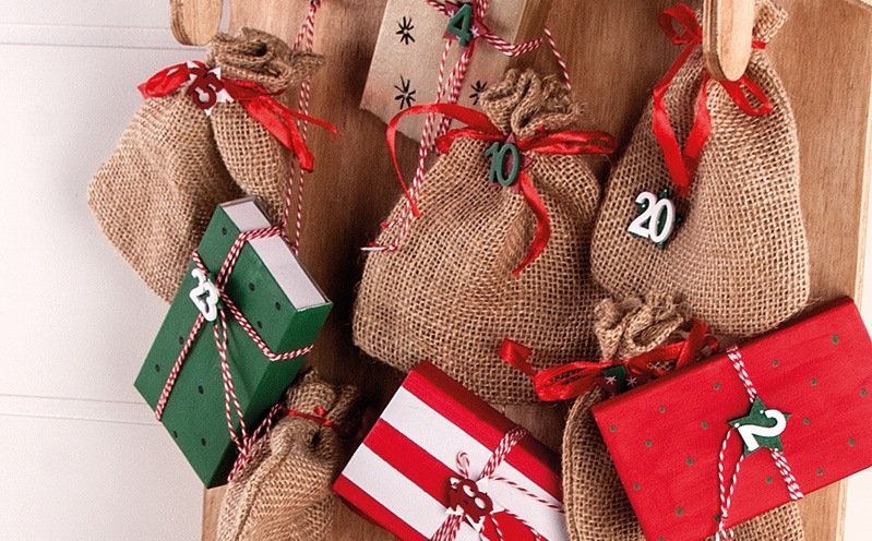 Adventskalender-Holzschlitten