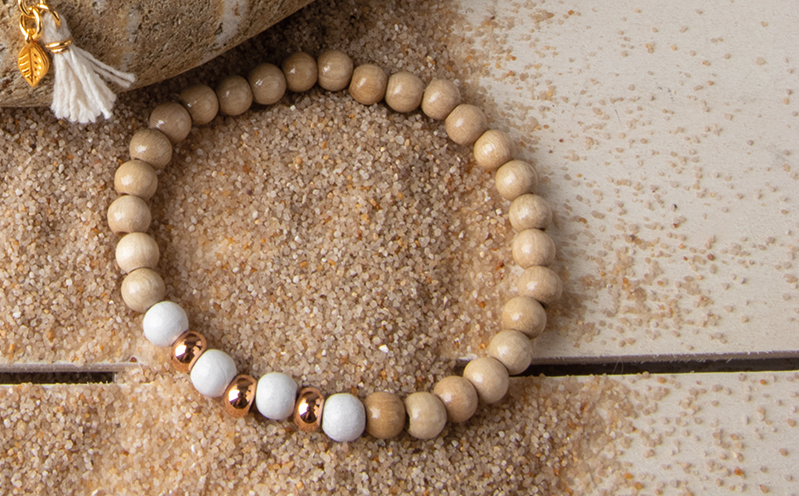 Armband mit Holzperlen in natur, weiss und rose