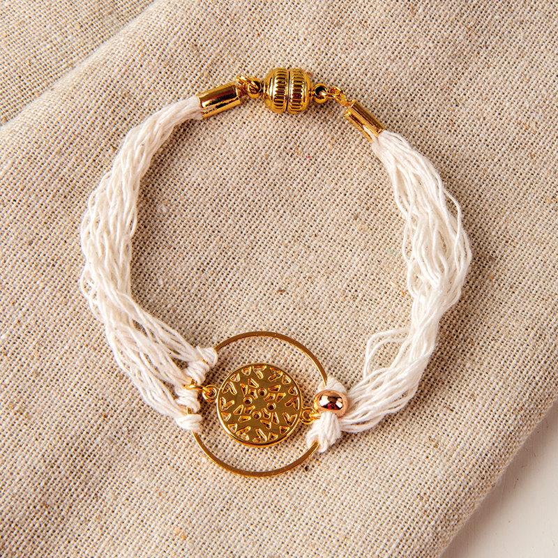 Armband aus Garn mit Zierelement