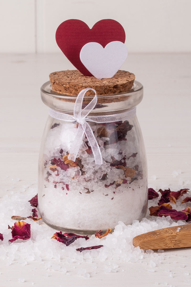 Badesalz mit Rosenblüten