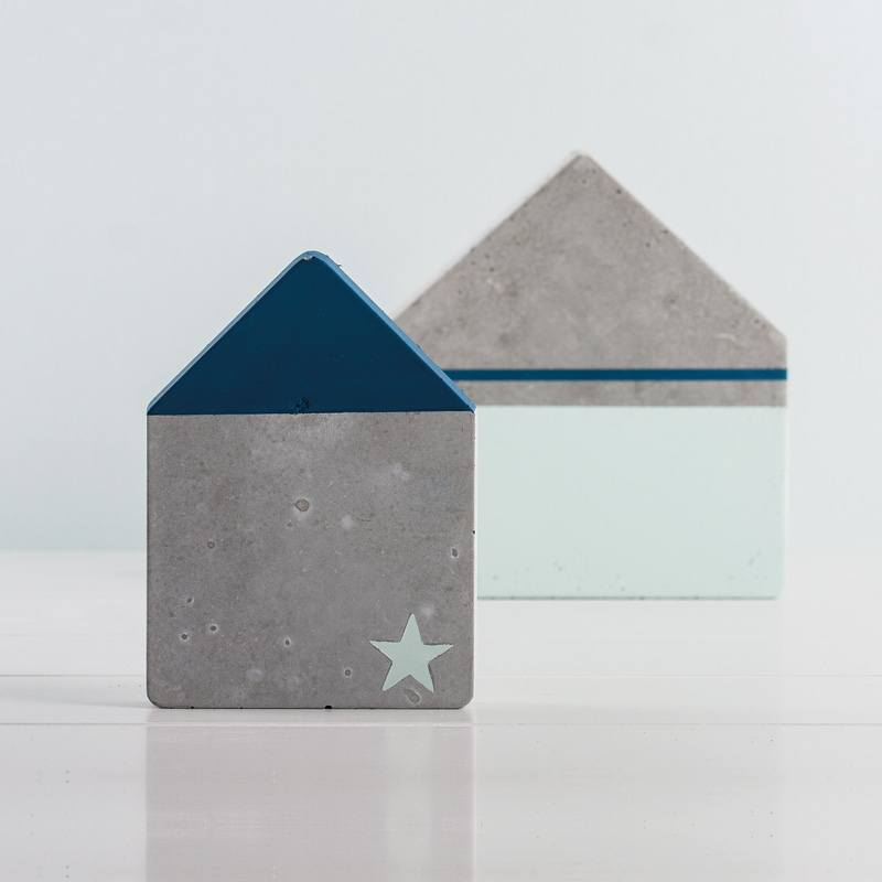 Betonhaus mit blauem Stern