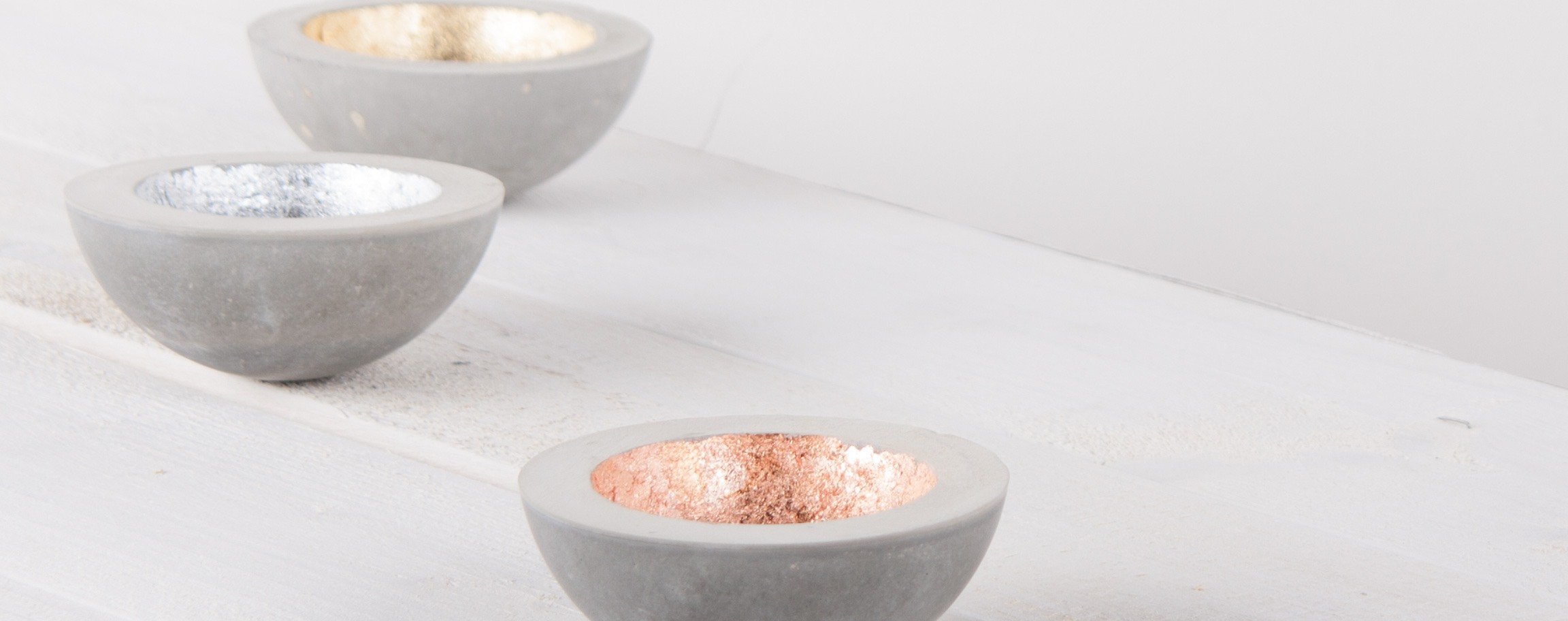 Cement bowl ø 9,5 cm with metal highlights