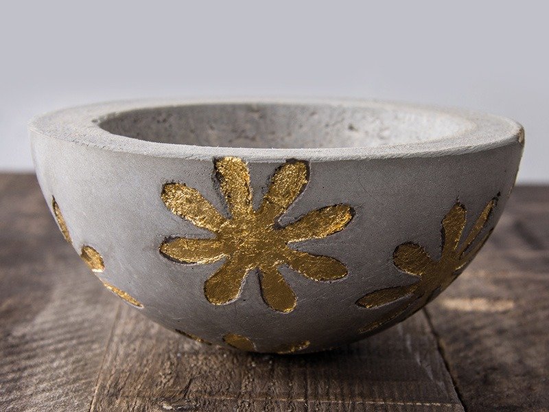 Bowl out of concrete with flowers out of deco-metal