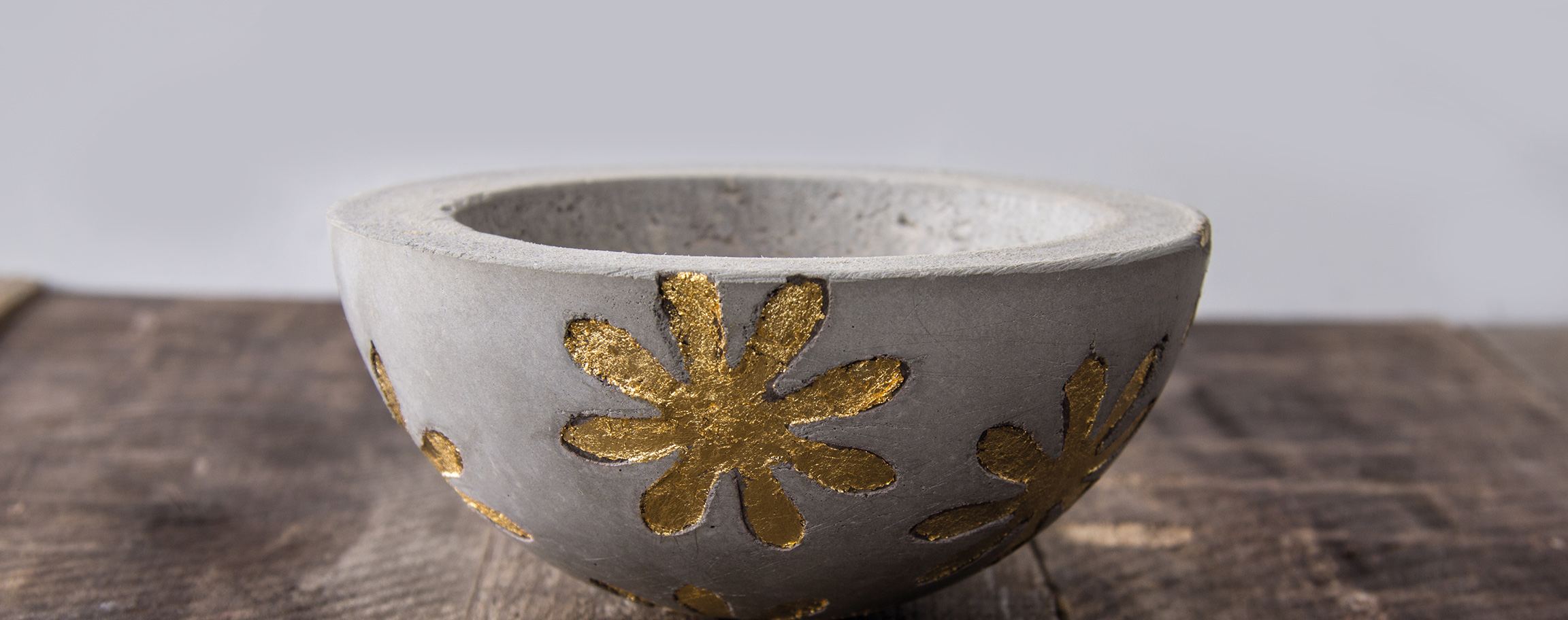 Bowl out of concrete with flowers out of deco-metal