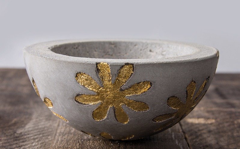 Betonschale mit Deco-Metall Blumen