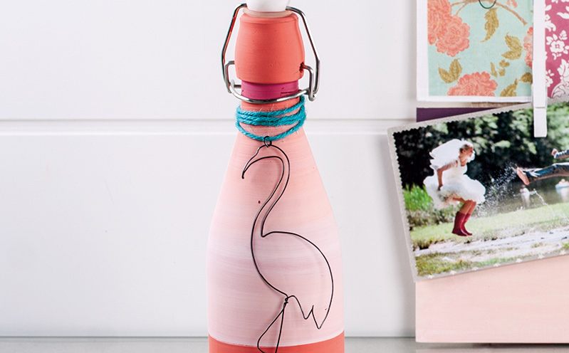 Bügelflasche mit Drahtflamingo