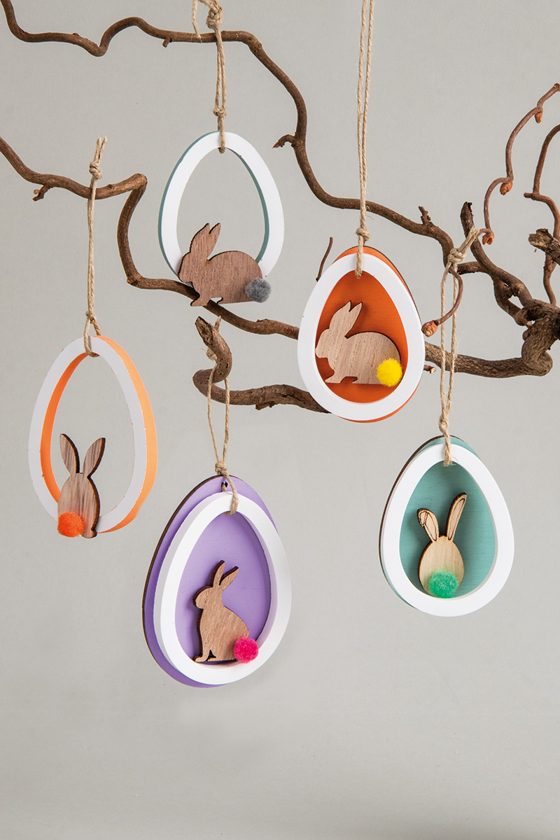 Bunte Eier-Anhänger mit Holz-Hasen