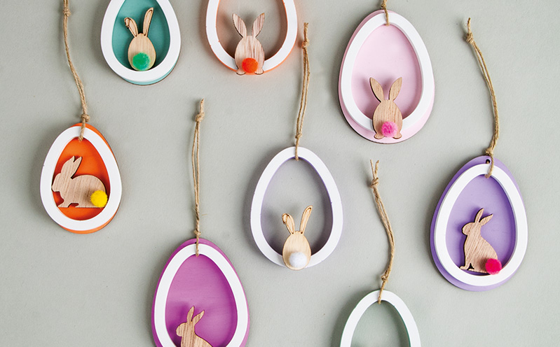 Bunte Eier-Anhänger mit Holz-Hasen