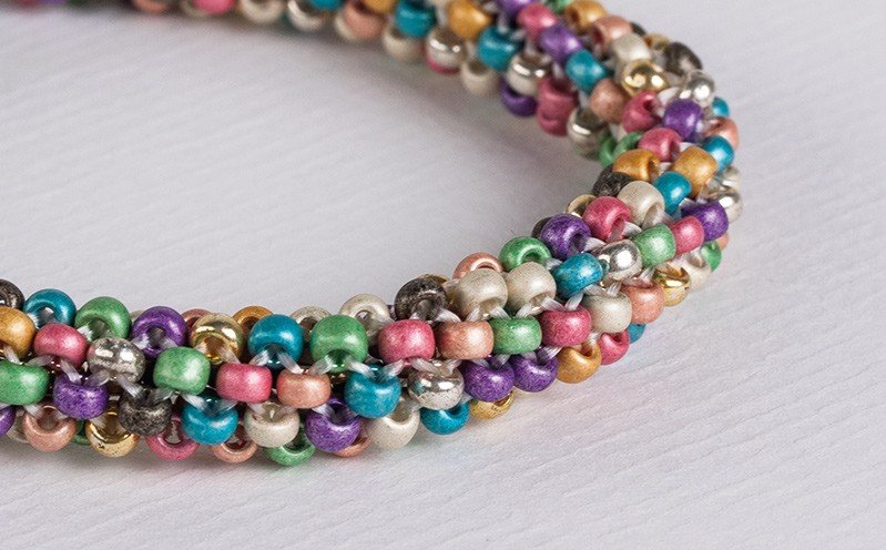Buntfarbenes, rundes Armband