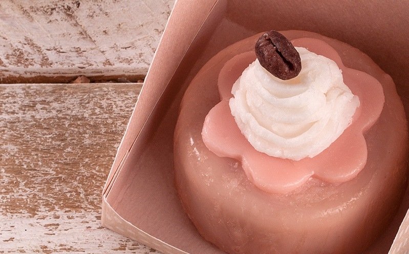Creme Seife mit Schokoglasur in einer Geschenkschachtel