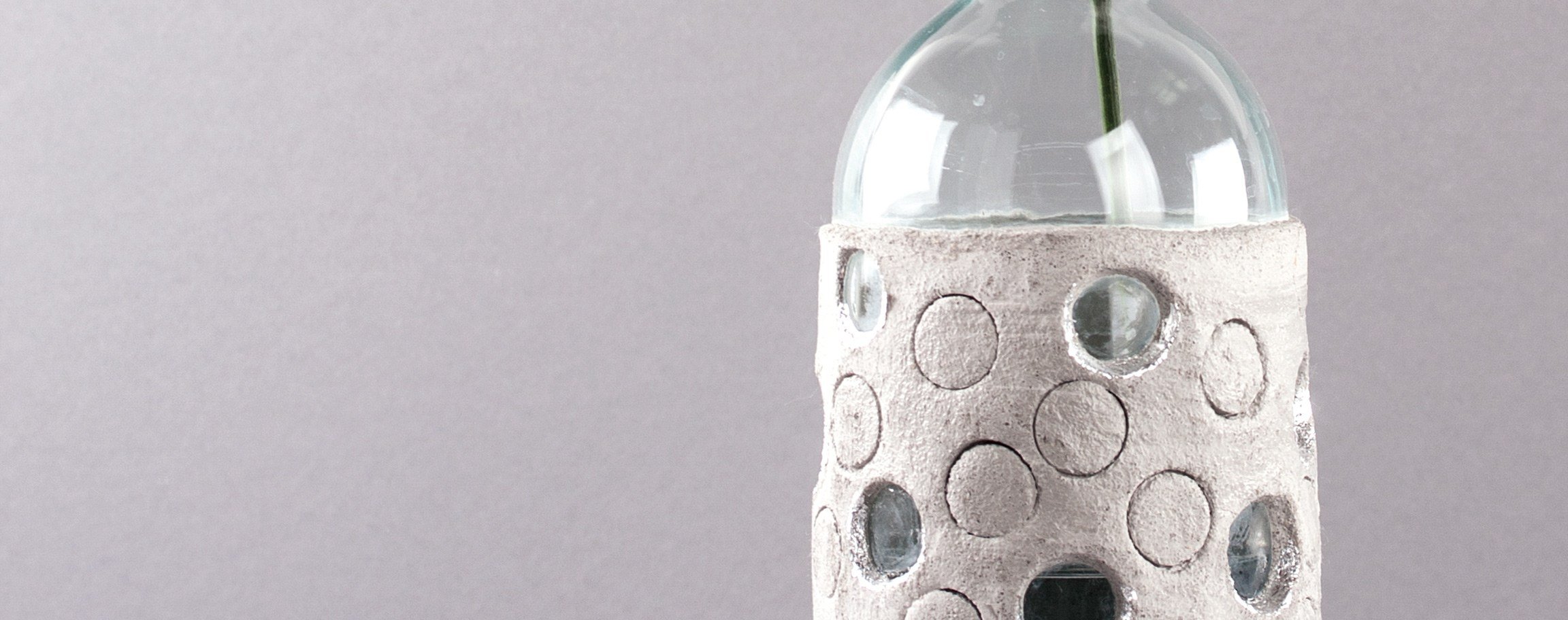 Bottle-vase with circle pattern