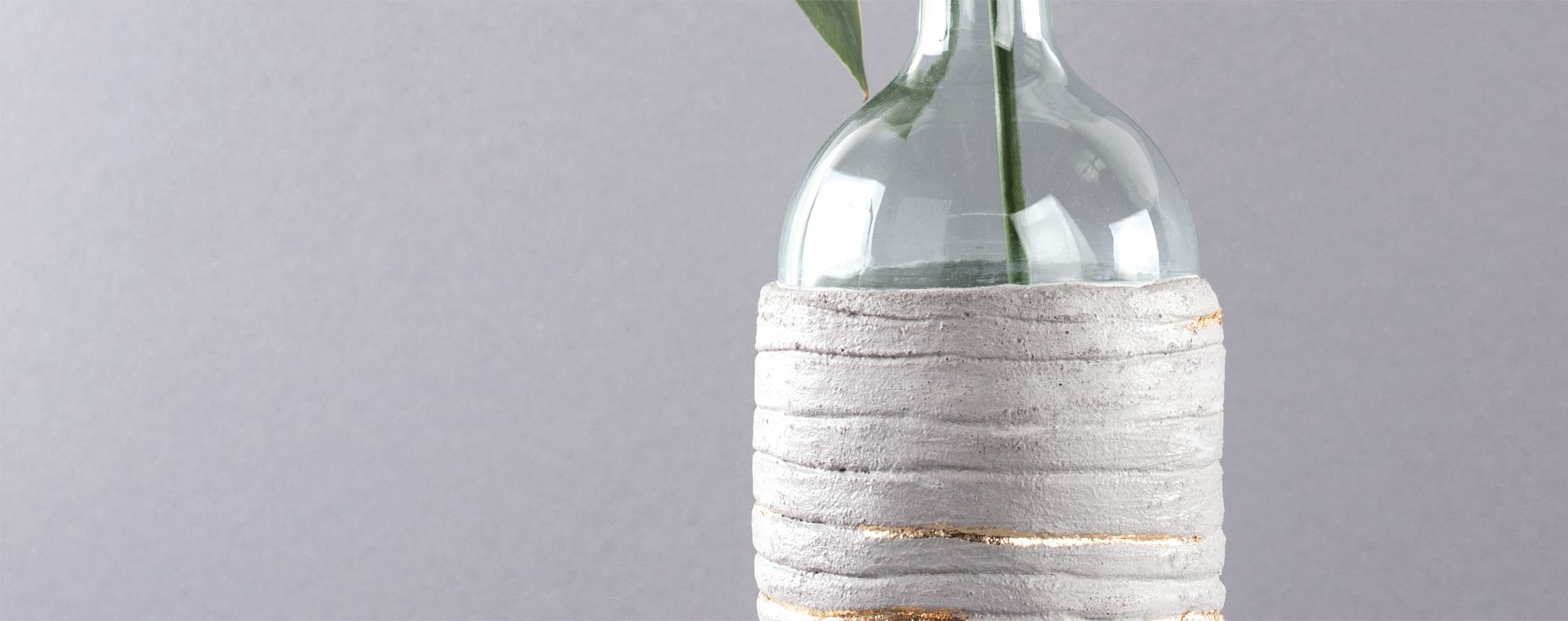 Bottle-vase with line pattern