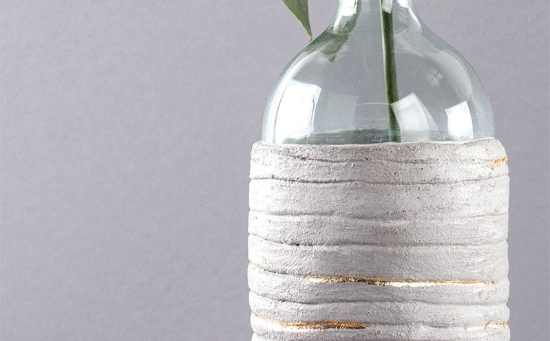 Flaschenvase mit Linienmuster