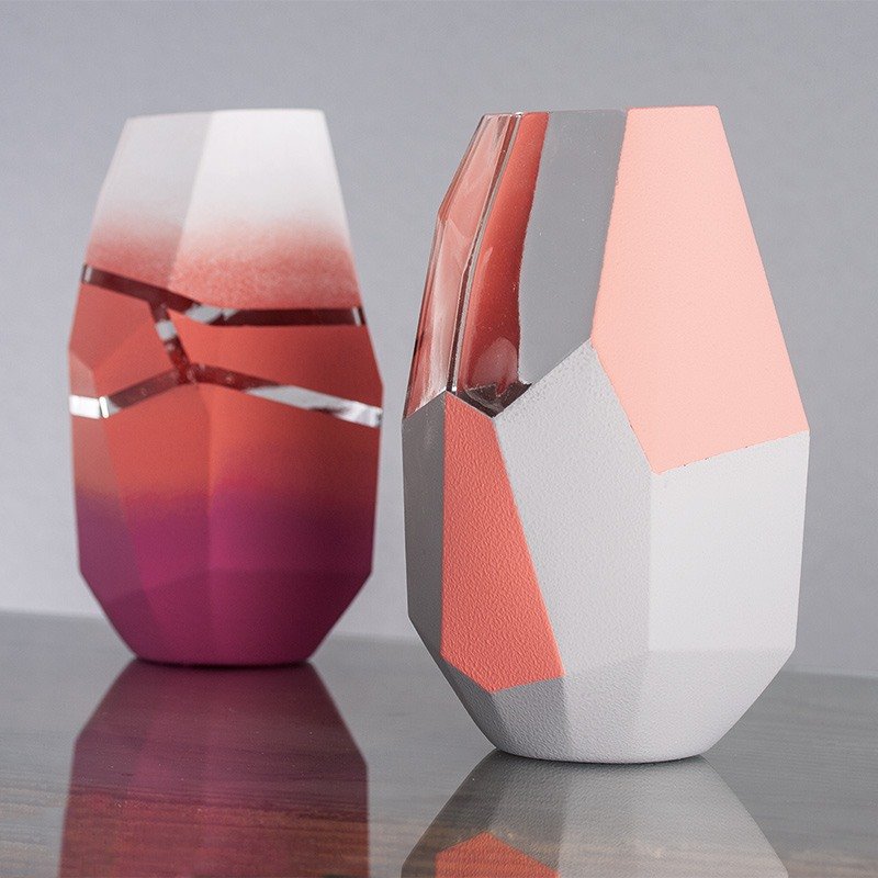 Glasvase mit Chalky Finish und graphischen Linien
