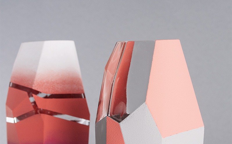 Glasvase mit Chalky Finish und graphischen Linien