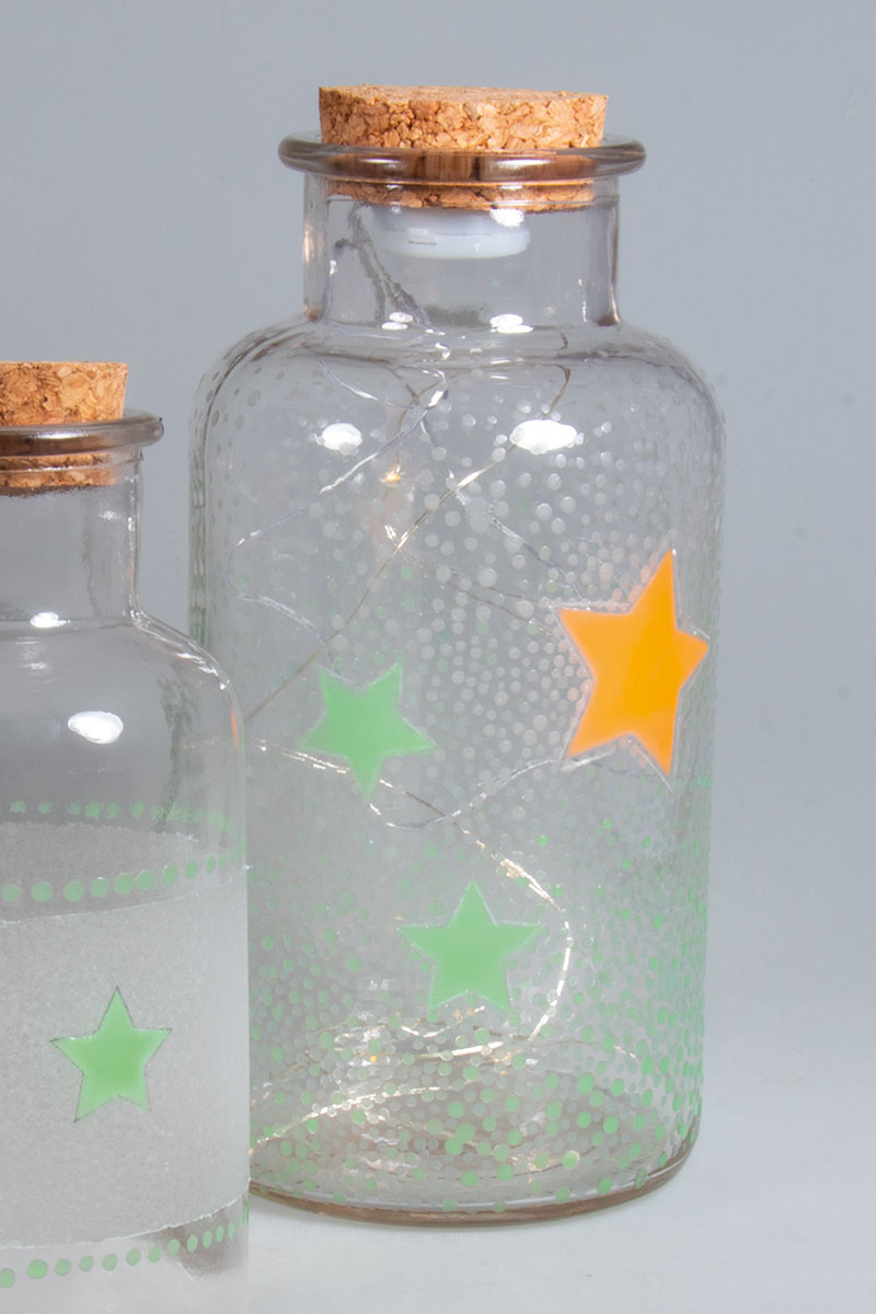 Glasflasche mit Sternen und Lichterkette