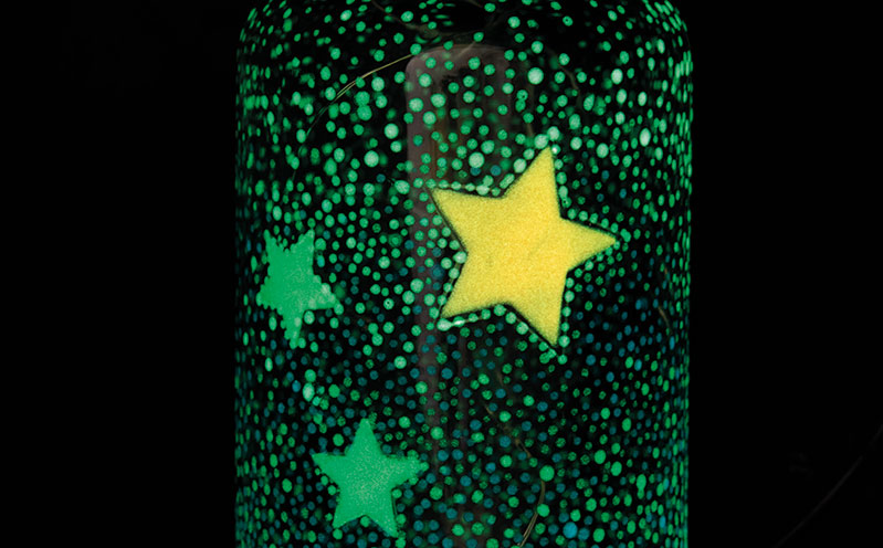 Glasflasche mit Sternen und Lichterkette