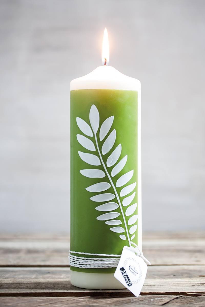 Grüne Dekokerze mit weißem Blatt