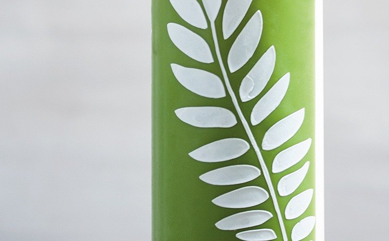 Grüne Dekokerze mit weißem Blatt