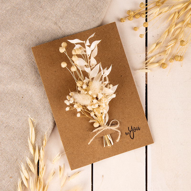 Grußkarte mit Trockenblumen