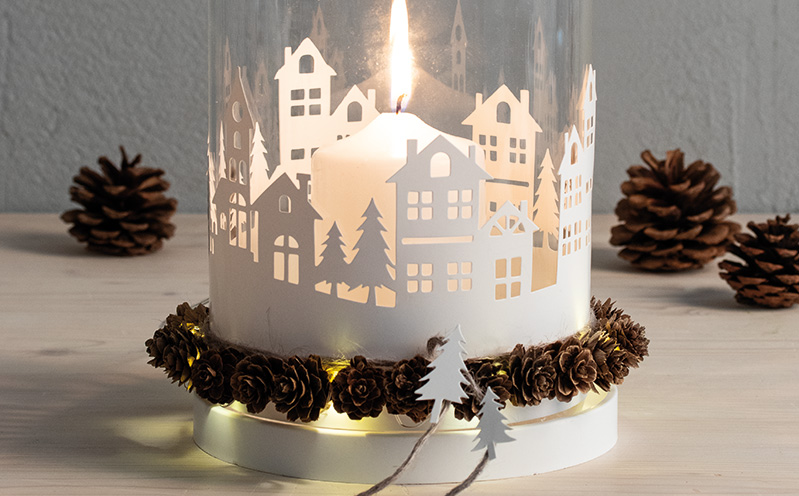 Kerzenglas mit Papier-Silhouette Bergdorf