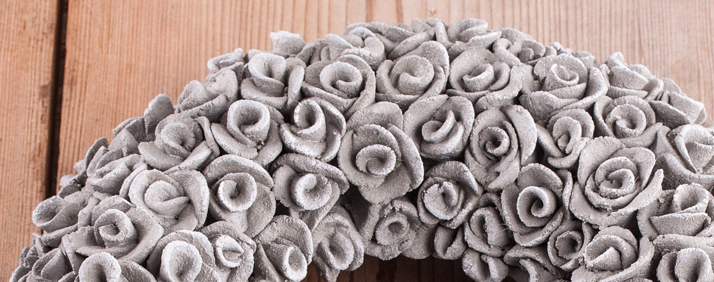 Kneading-cement wreath made of roses
