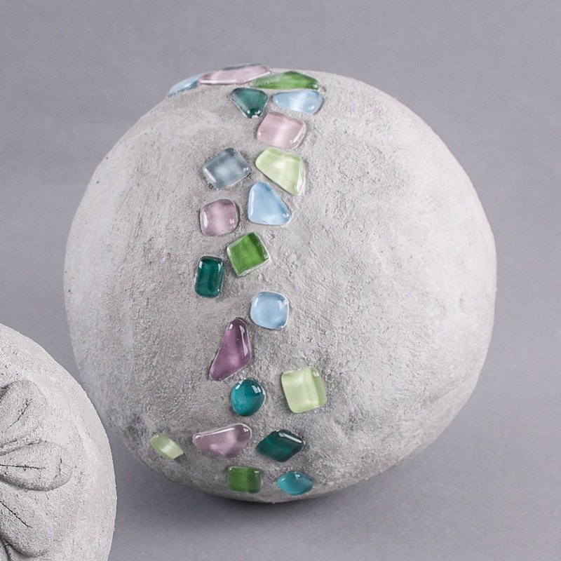 Kneading-cement ball with mosaic