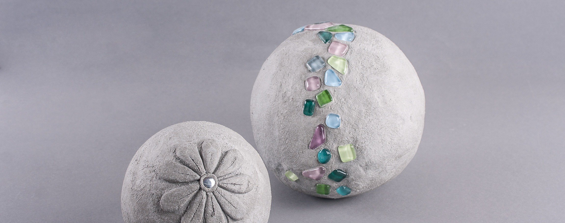 Kneading-cement ball with mosaic