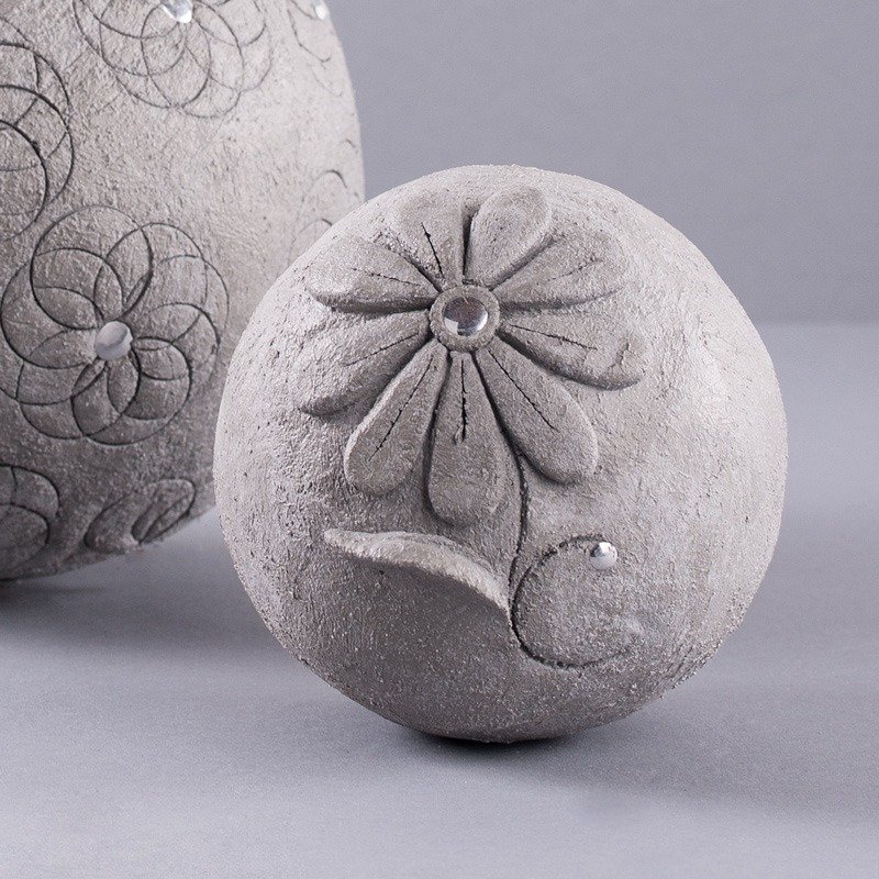 Kneading-cement ball with flowers