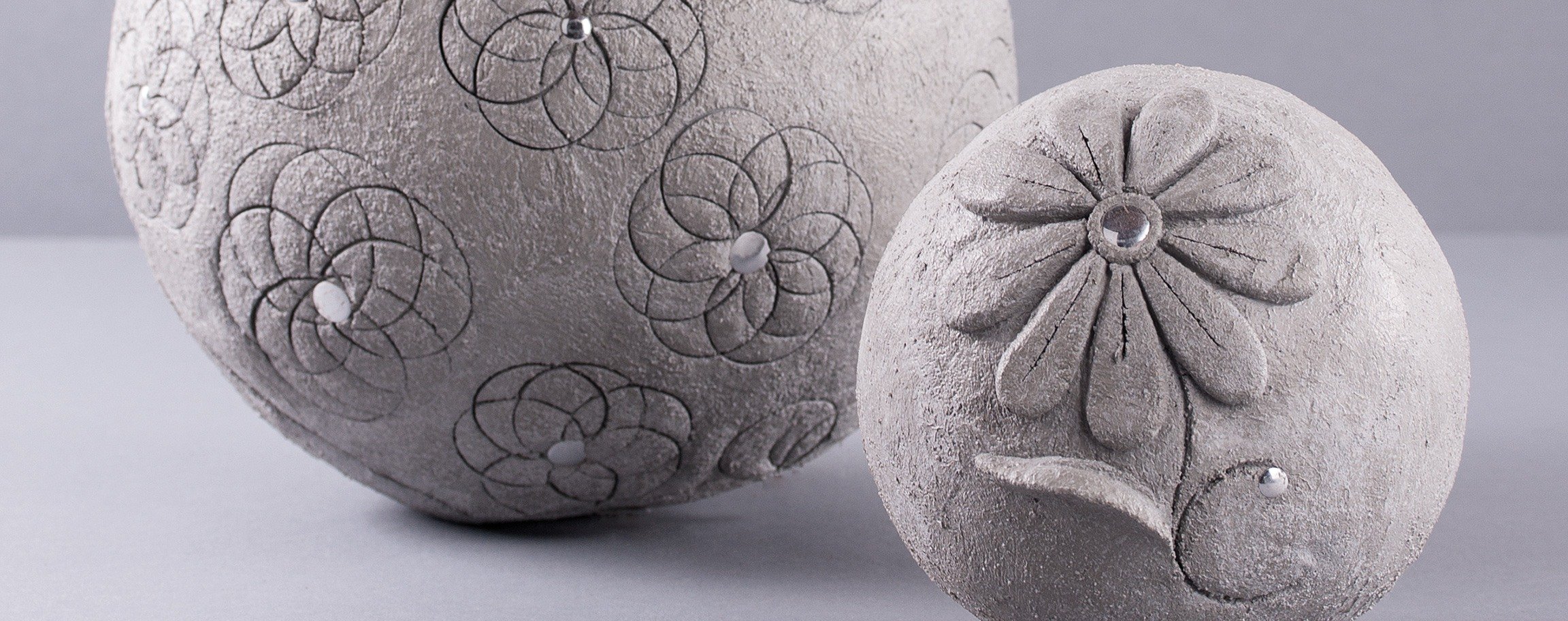 Kneading-cement ball with flowers