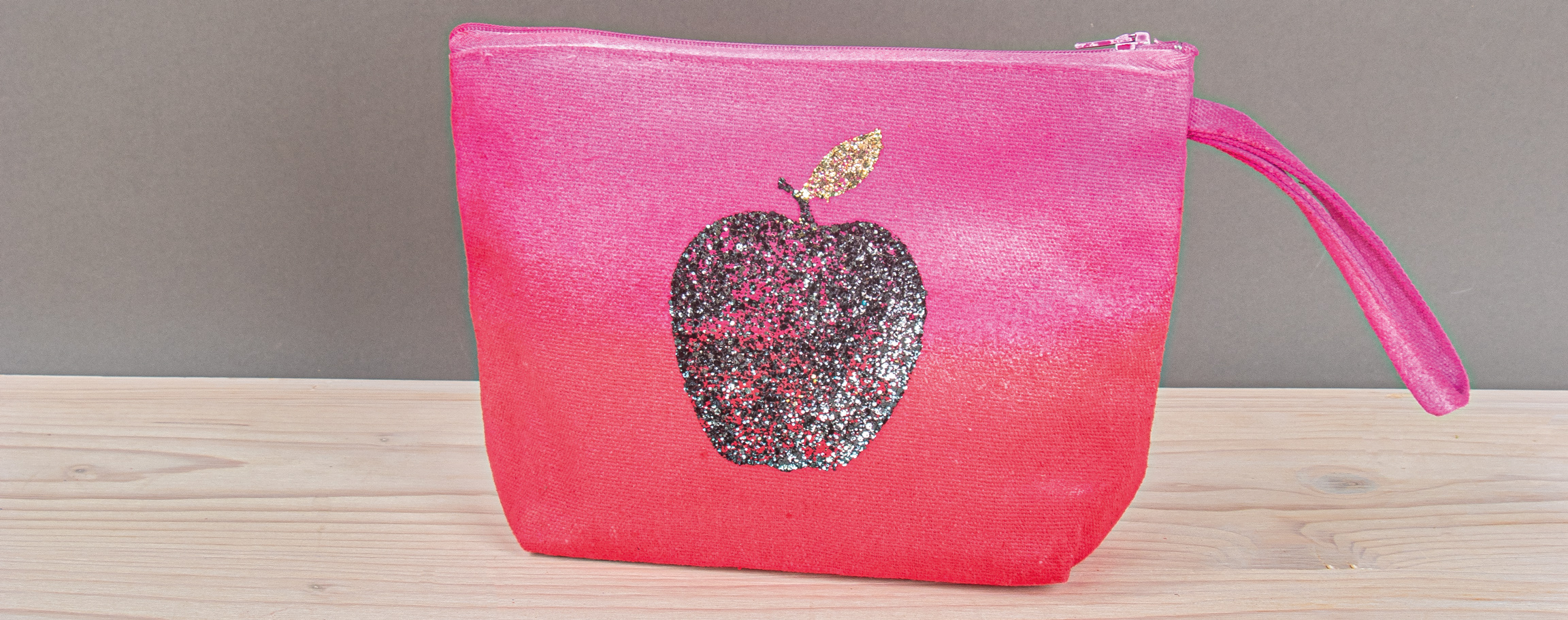 Cosmetic bag with glimmering apple