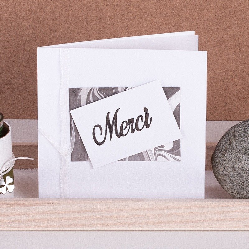 Marmorierte Karte „ Merci“ mit Organzaband