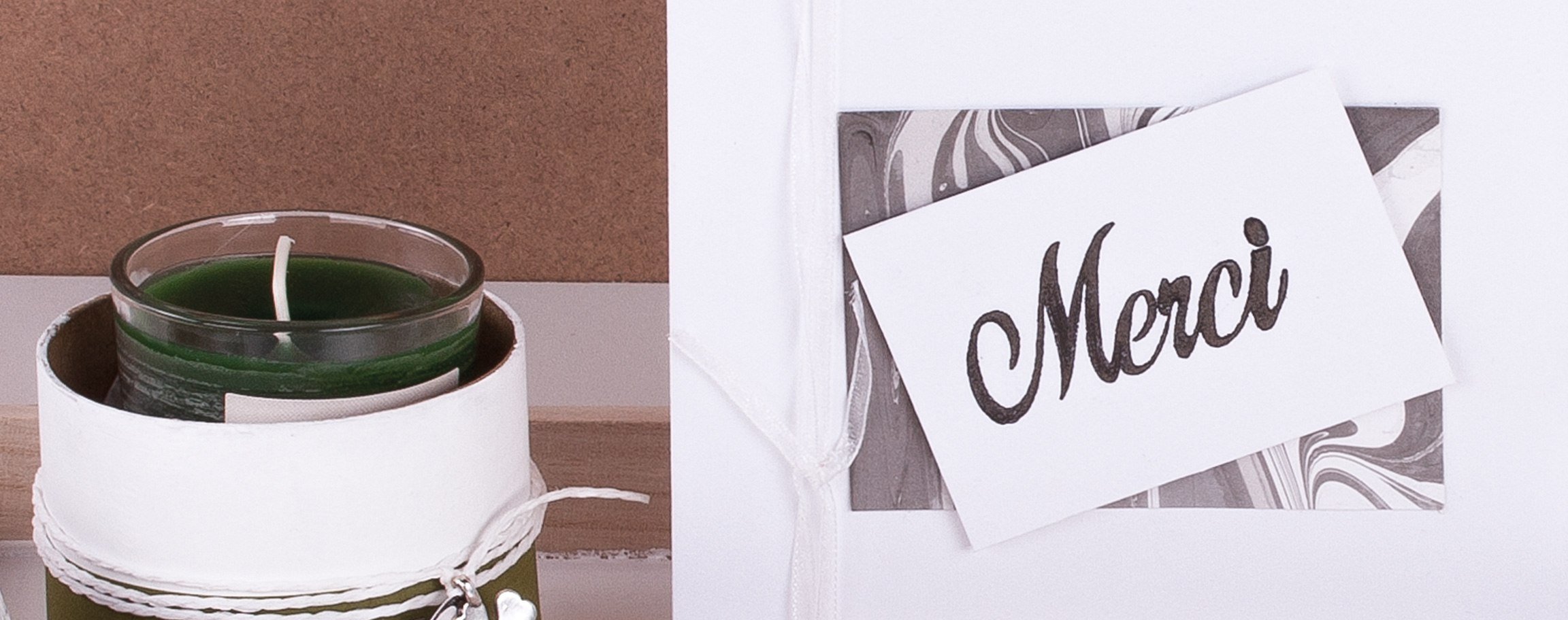 Marbled card „Merci“ with organza ribbon