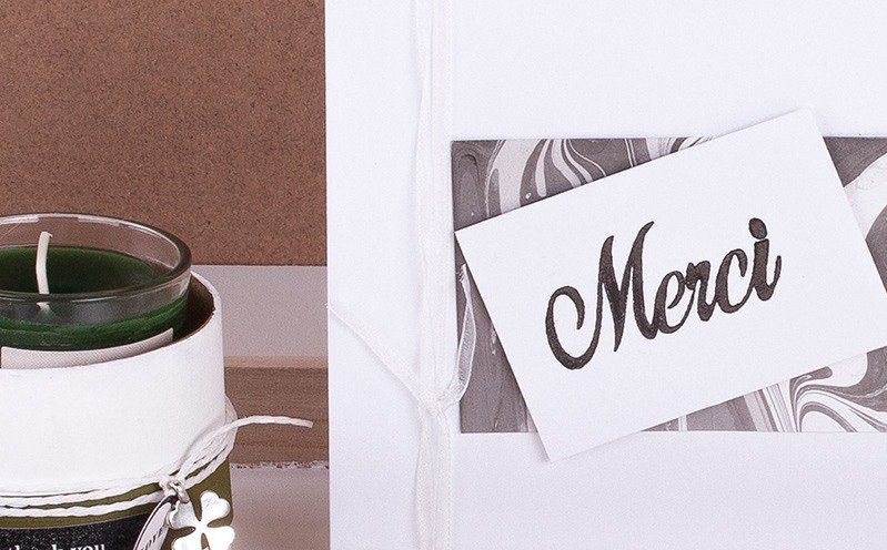 Marmorierte Karte „ Merci“ mit Organzaband