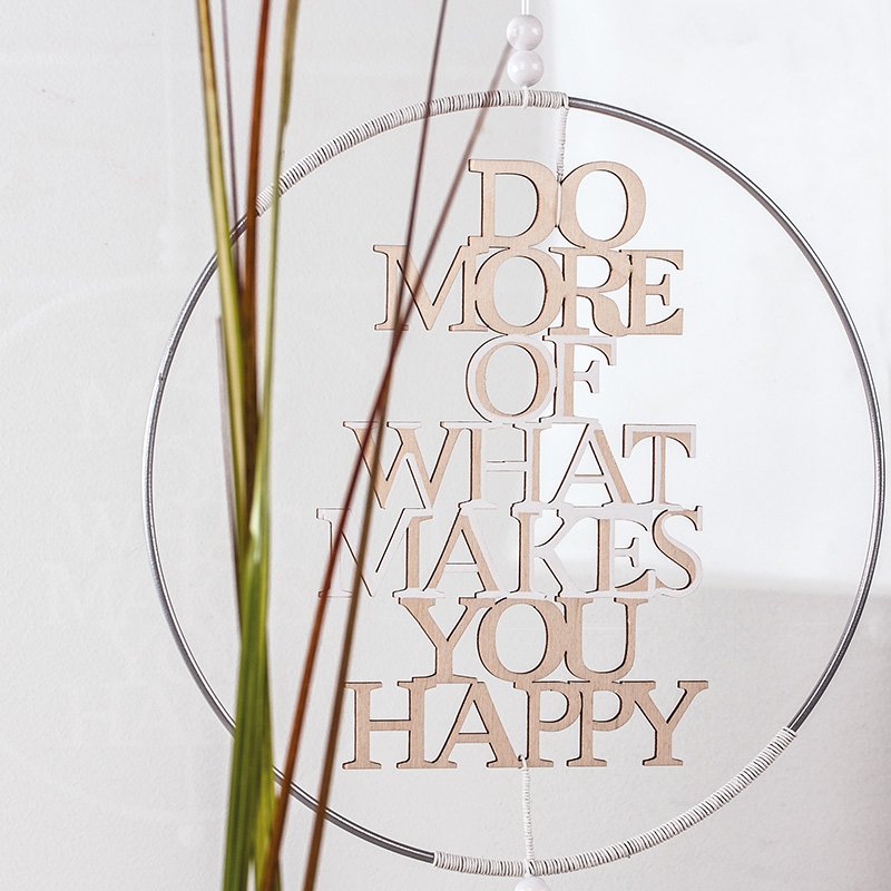 Metal ring with wooden lettering „Do more of what makes you happy“