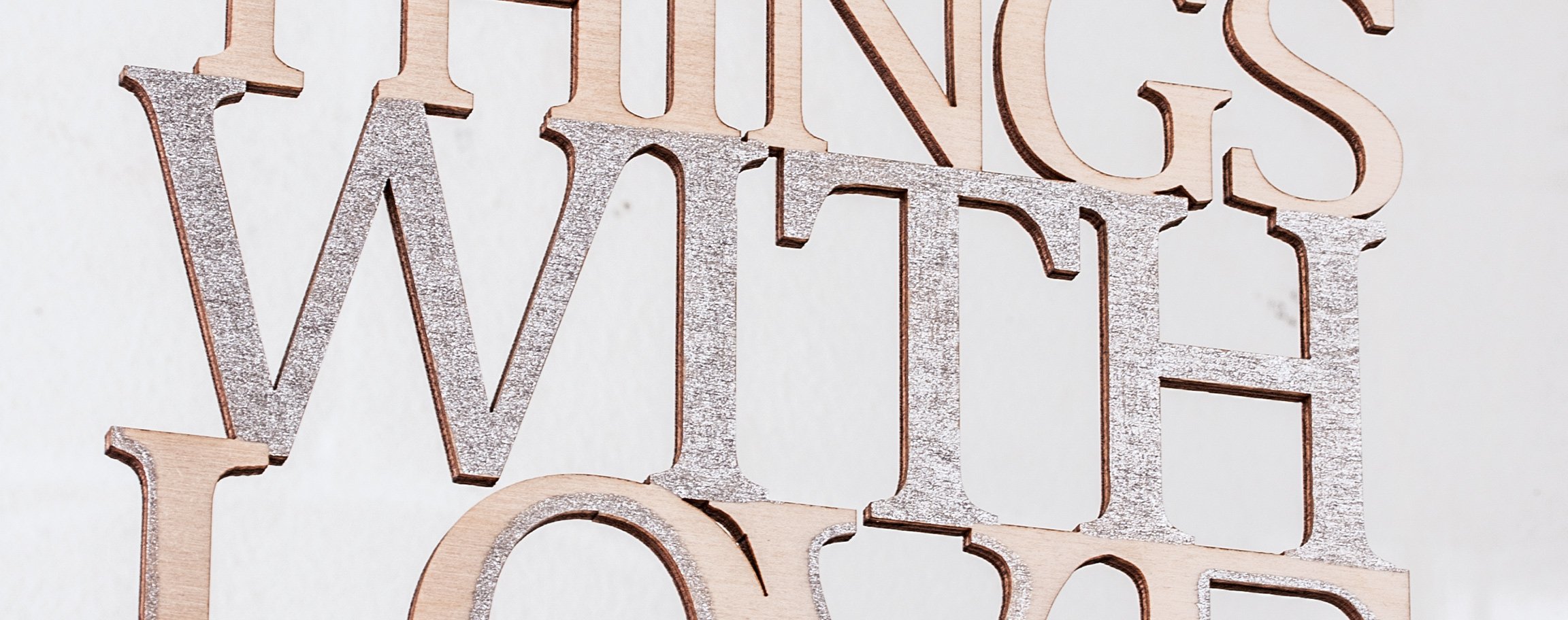 Metal ring with wooden lettering „Do more of what makes you happy“
