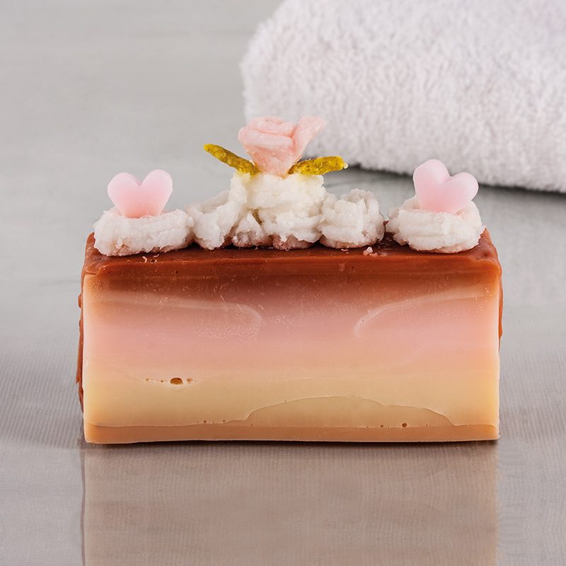 Nougatfarbenes Kuchenstück