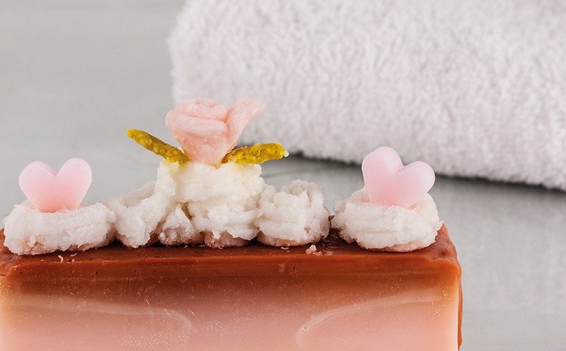 Nougatfarbenes Kuchenstück