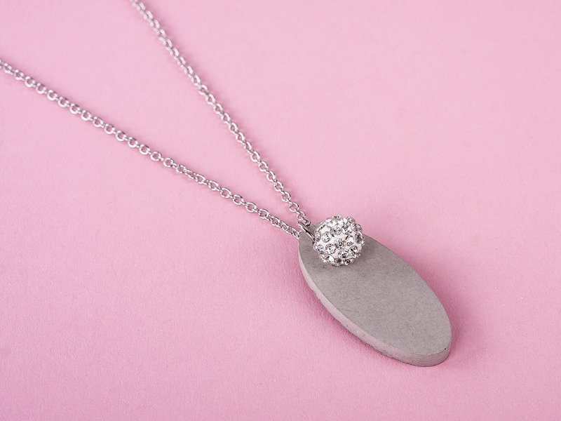 Ovaler Betonschmuck-Anhänger mit Shamballa