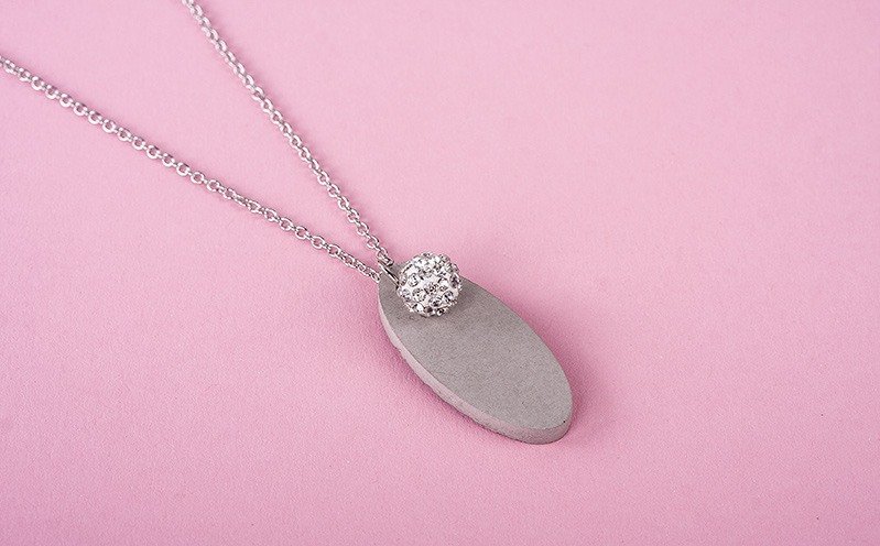 Ovaler Betonschmuck-Anhänger mit Shamballa