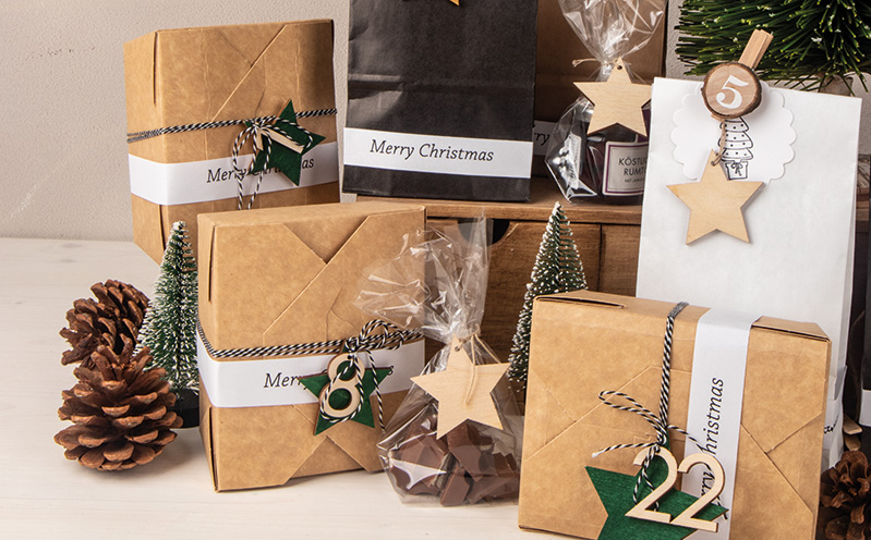 Adventskalender aus Papiertüten und Schachteln