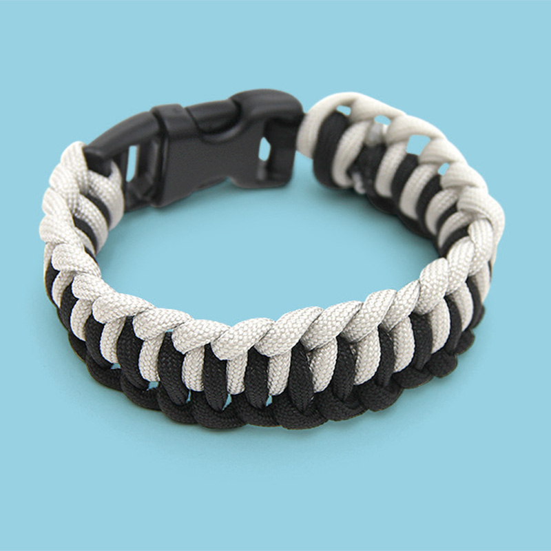 Paracord bracelet with plastic-clasp