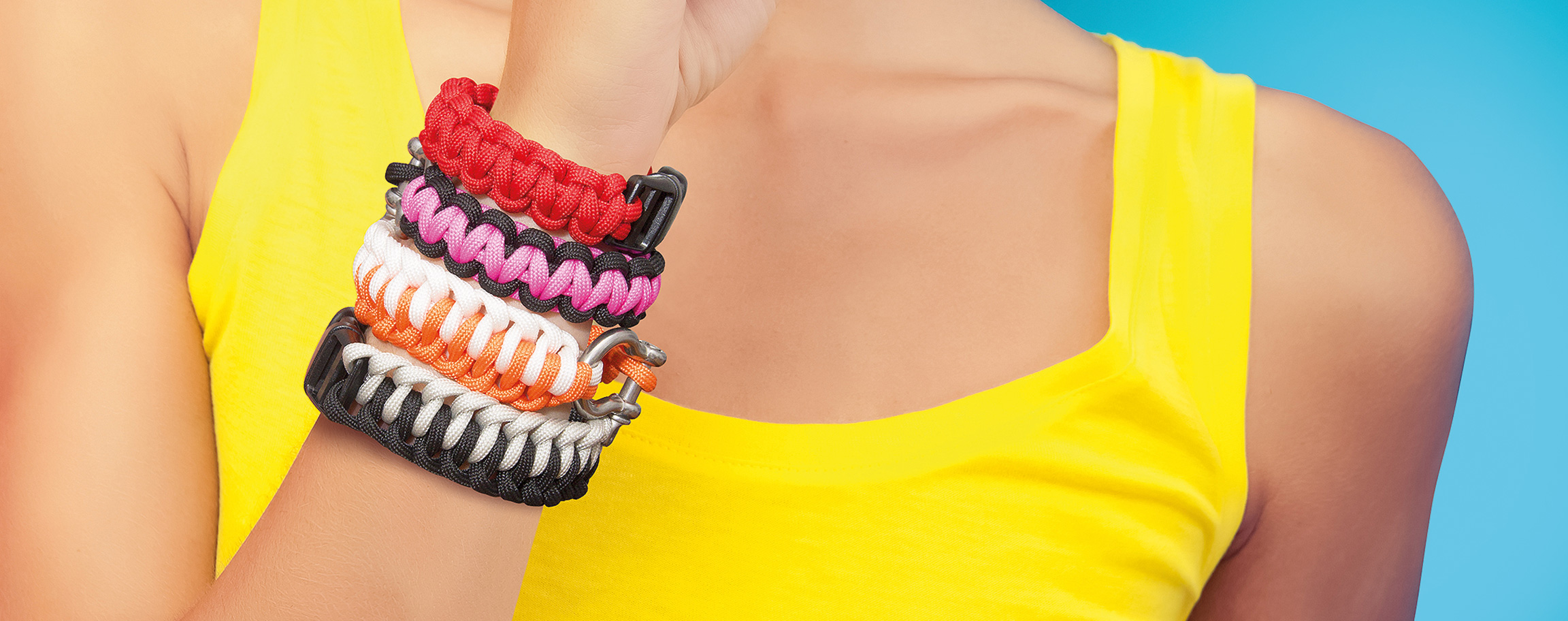 Paracord bracelet with plastic-clasp