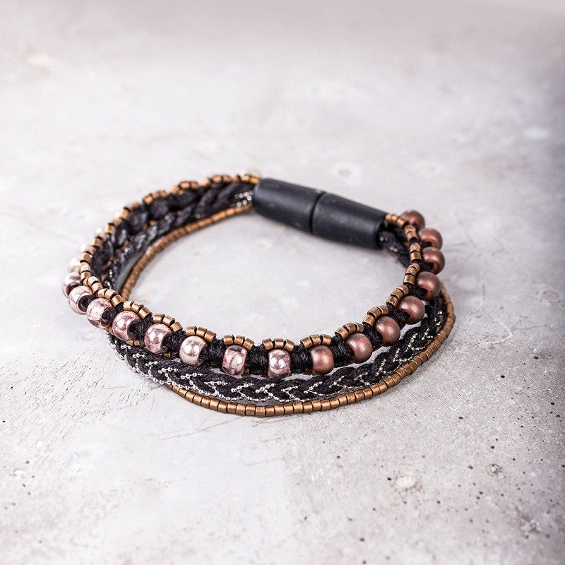 Beaded bracelet with magnet clasp