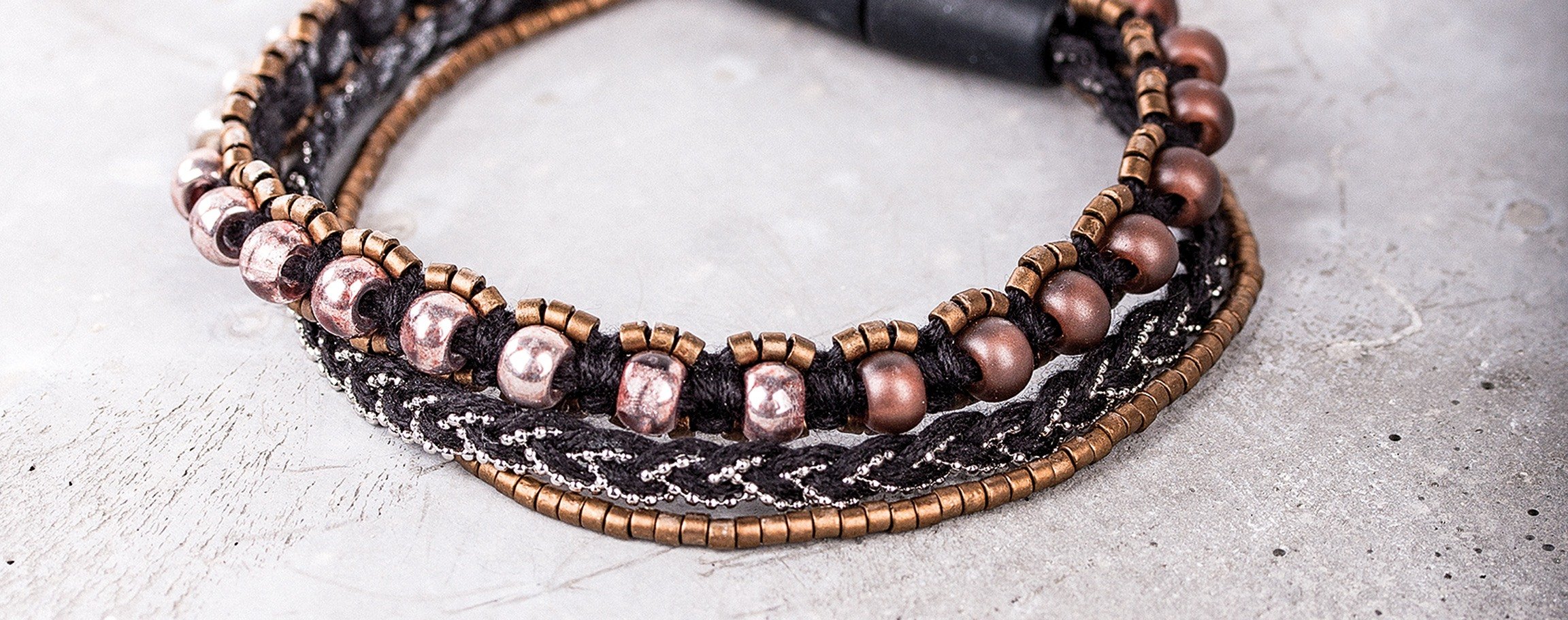 Beaded bracelet with magnet clasp