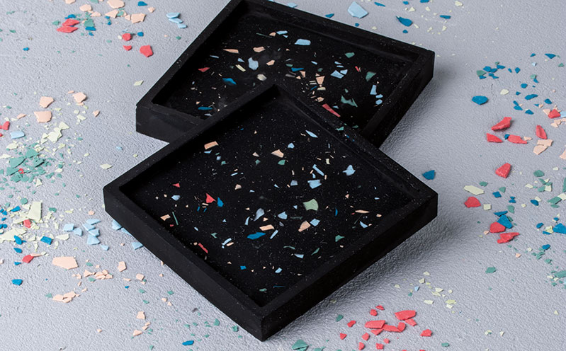 Schwarze Raysin-Untersetzer in Terrazzo-Optik