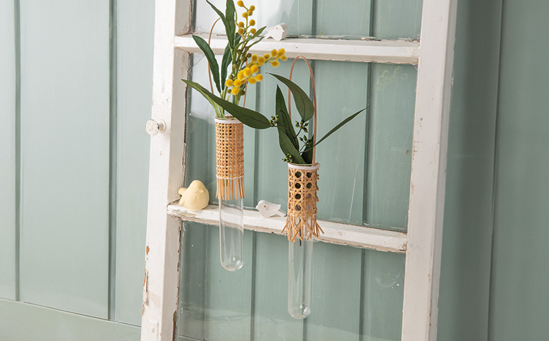 Reagenzglas-Deko mit Wiener-Rattan-Geflecht