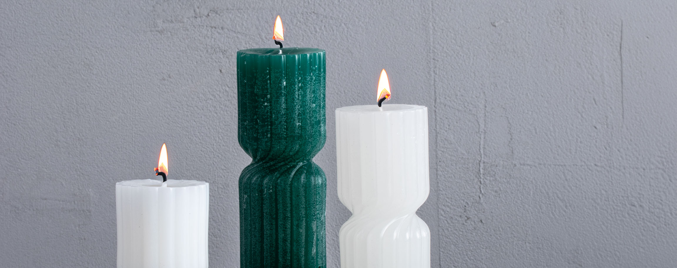 Ribbed candles on a round tray