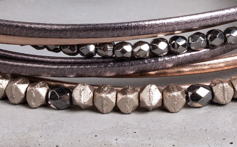 Roséfarbenes Armband mit Metallic-Bändern