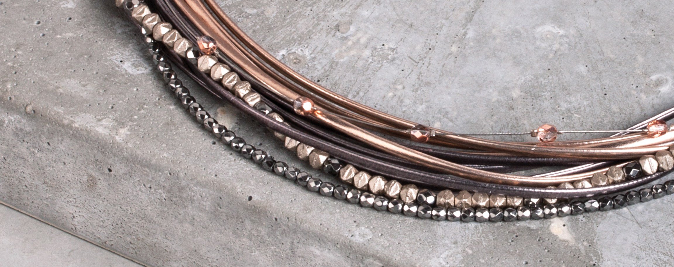 Pinky-golden necklace with metallic straps